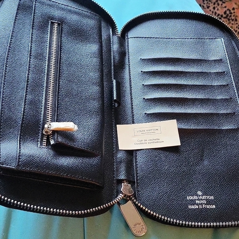 Brand new with tags. Ninety style man's cardholder Aunthentic